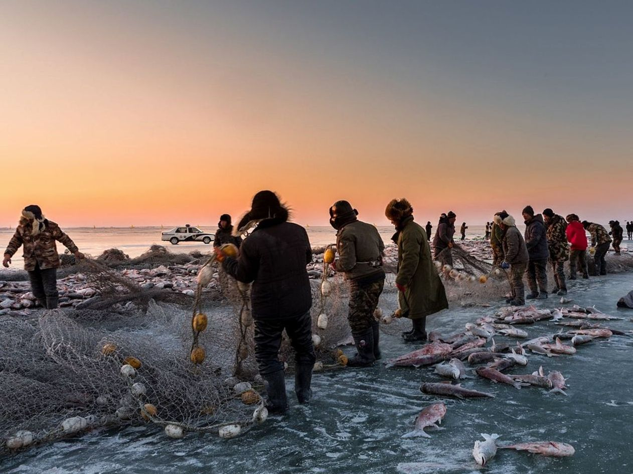 O mesmo buraco de pesca fotografado nas quatro estações